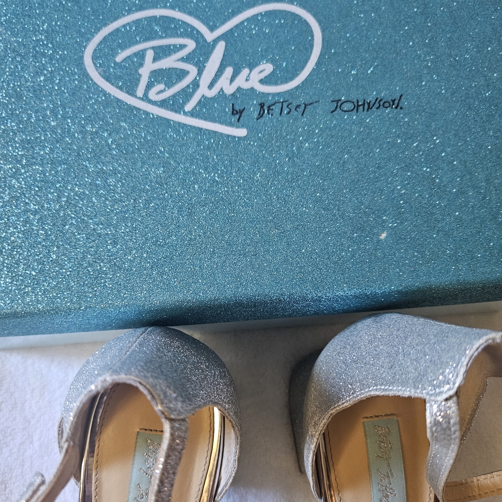 Betsy Johnson Elegant Silver Glitter Women's Sandals - Size 9 1/2 - 2" Heels - Picture 3 of 10